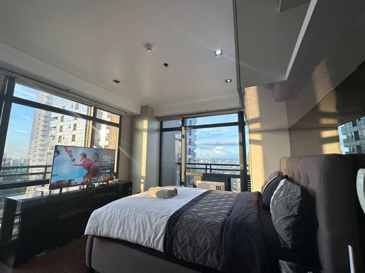 Homestyle Rare Find Corner With 2 Balconies In The Gramercy Residences Apartment *