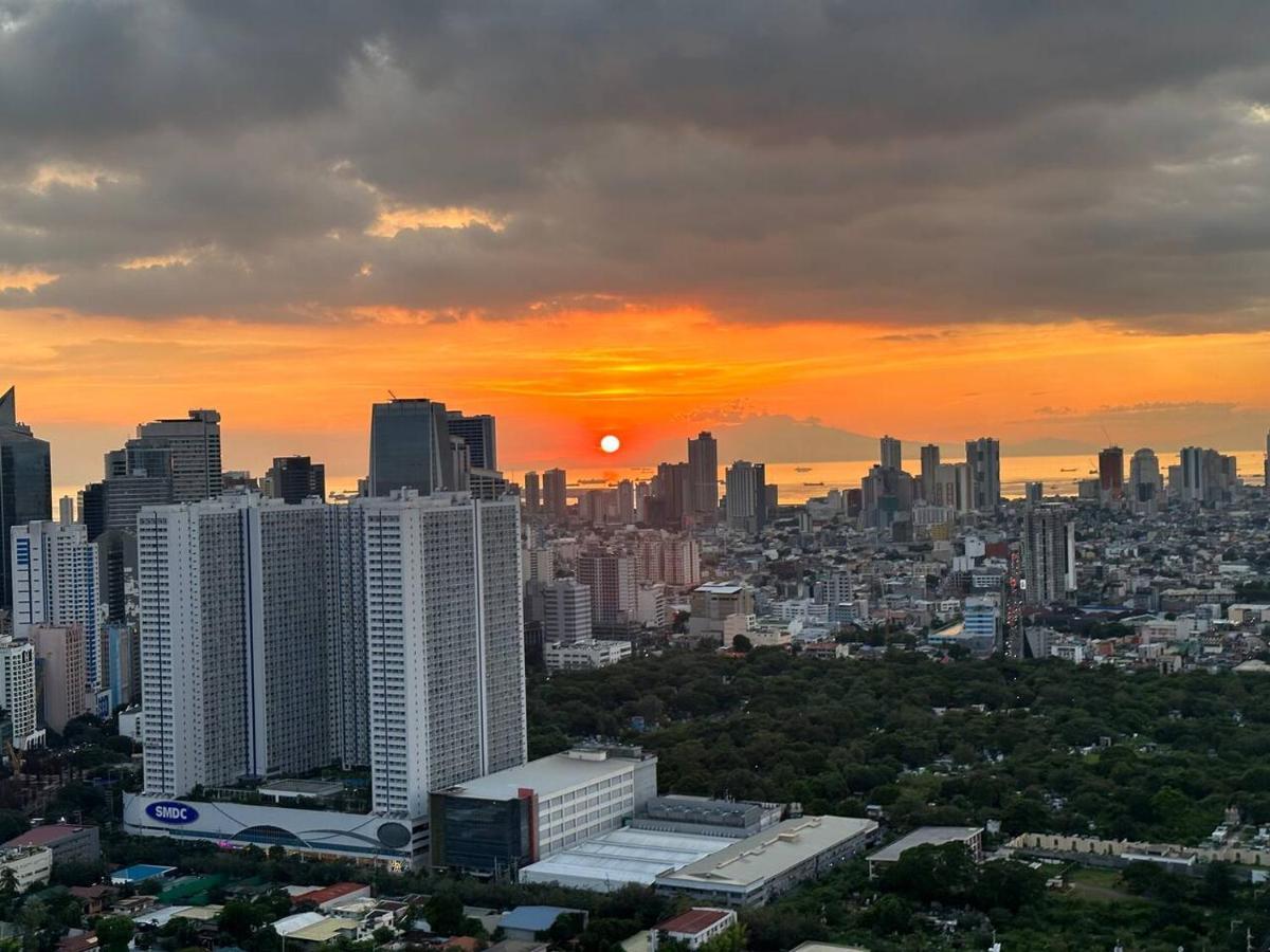 Homestyle Rare Find Corner With 2 Balconies In The Gramercy Residences Apartment