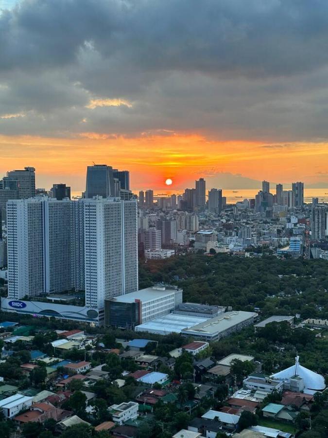 Homestyle Rare Find Corner With 2 Balconies In The Gramercy Residences Apartment *