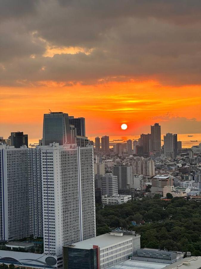 Homestyle Rare Find Corner With 2 Balconies In The Gramercy Residences Apartment *